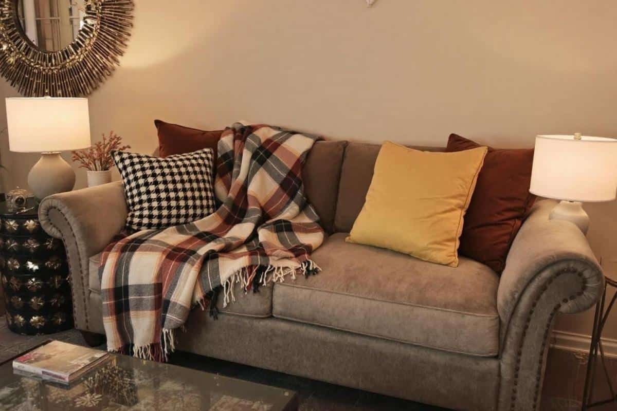 Comment mettre un plaid sur canapé