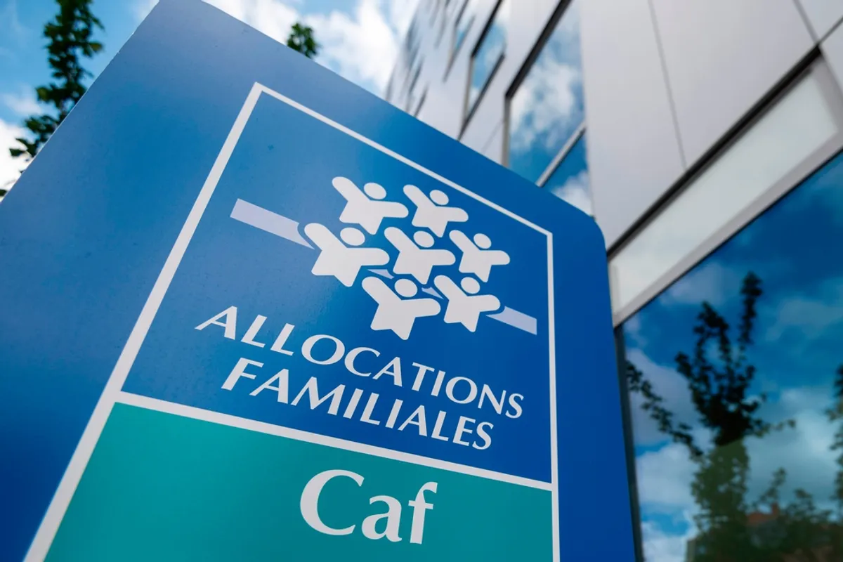 « on marche sur la tête » ce couple touchait 36.000€ d'allocations familiales mais possédait 34 voitures et montres de luxe
